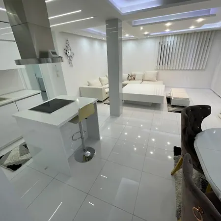 Lux West Gate 公寓