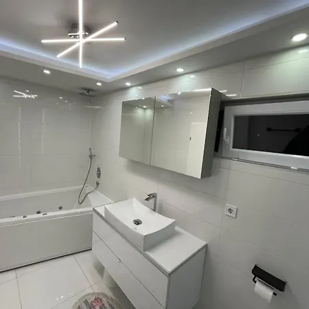 Lux West Gate 公寓